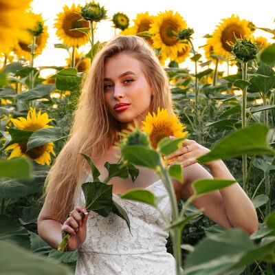 Фотосесія в соняшниках на золотій годині — біла сукня в полі — фото 9