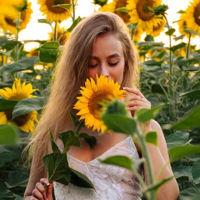 Фотосесія в соняшниках на золотій годині — біла сукня в полі — фото 10