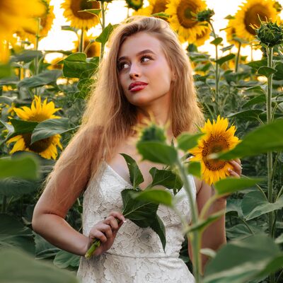 Фотосесія в соняшниках на золотій годині — біла сукня в полі — фото 11