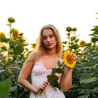 Фотосесія в соняшниках на золотій годині — біла сукня в полі — фото 12