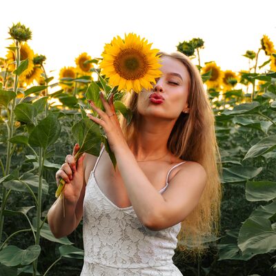 Фотосесія в соняшниках на золотій годині — біла сукня в полі — фото 13