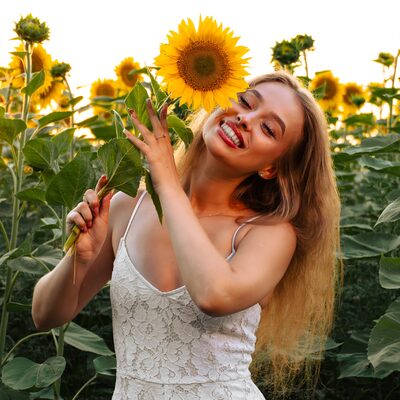 Фотосесія в соняшниках на золотій годині — біла сукня в полі — фото 14