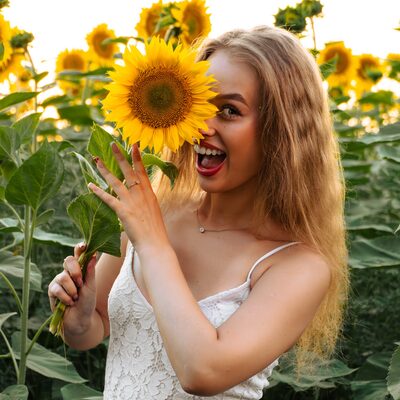 Фотосесія в соняшниках на золотій годині — біла сукня в полі — фото 15