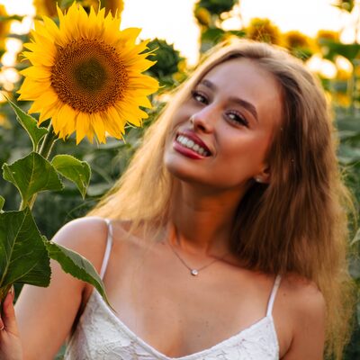 Фотосесія в соняшниках на золотій годині — біла сукня в полі — фото 16