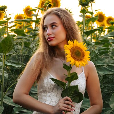 Фотосесія в соняшниках на золотій годині — біла сукня в полі — фото 17