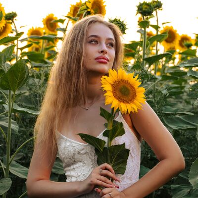 Фотосесія в соняшниках на золотій годині — біла сукня в полі — фото 18