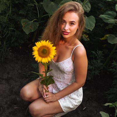 Фотосесія в соняшниках на золотій годині — біла сукня в полі — фото 19