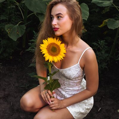Фотосесія в соняшниках на золотій годині — біла сукня в полі — фото 20