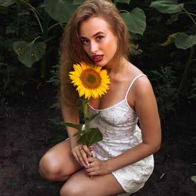 Фотосесія в соняшниках на золотій годині — біла сукня в полі — фото 21