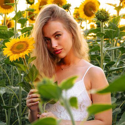 Фотосесія в соняшниках на золотій годині — біла сукня в полі — фото 22