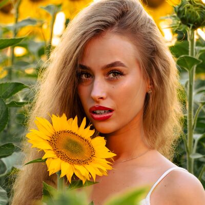 Фотосесія в соняшниках на золотій годині — біла сукня в полі — фото 23