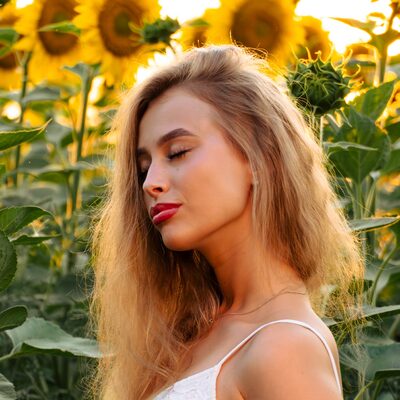 Фотосесія в соняшниках на золотій годині — біла сукня в полі — фото 24