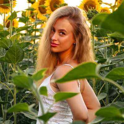Фотосесія в соняшниках на золотій годині — біла сукня в полі — фото 25
