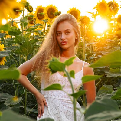 Фотосесія в соняшниках на золотій годині — біла сукня в полі — фото 27