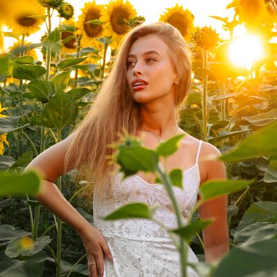 Фотосесія в соняшниках на золотій годині — біла сукня в полі — фото 28