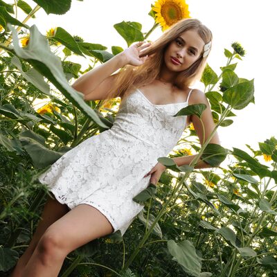 Фотосесія в соняшниках на золотій годині — біла сукня в полі — фото 29