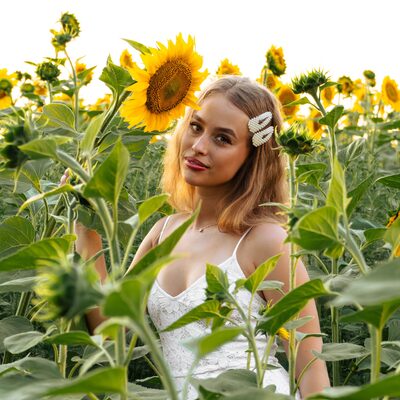 Фотосесія в соняшниках на золотій годині — біла сукня в полі — фото 33