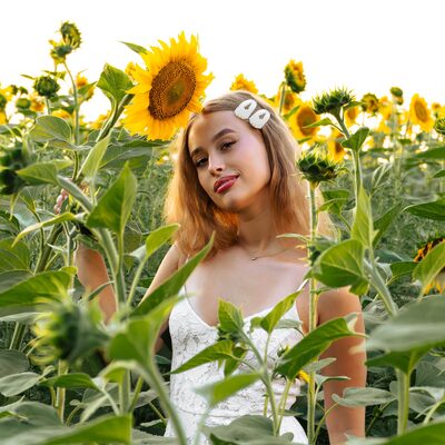 Фотосесія в соняшниках на золотій годині — біла сукня в полі — фото 34