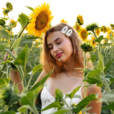 Фотосесія в соняшниках на золотій годині — біла сукня в полі — фото 35