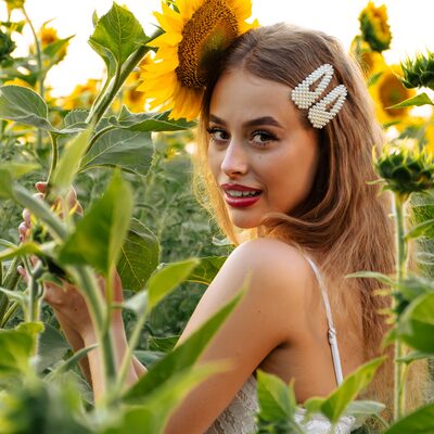 Фотосесія в соняшниках на золотій годині — біла сукня в полі — фото 36
