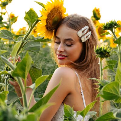 Фотосесія в соняшниках на золотій годині — біла сукня в полі — фото 37