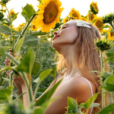 Фотосесія в соняшниках на золотій годині — біла сукня в полі — фото 38