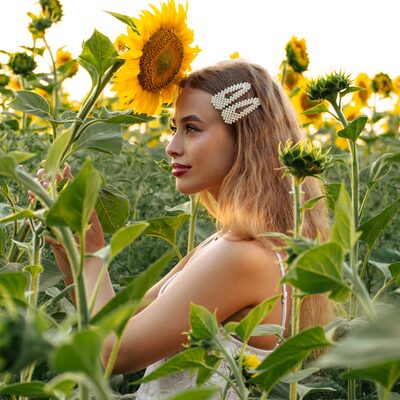 Фотосесія в соняшниках на золотій годині — біла сукня в полі — фото 39