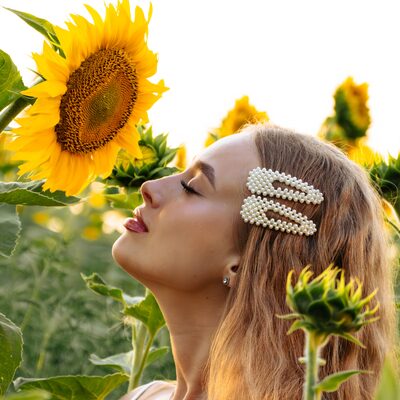 Фотосесія в соняшниках на золотій годині — біла сукня в полі — фото 40
