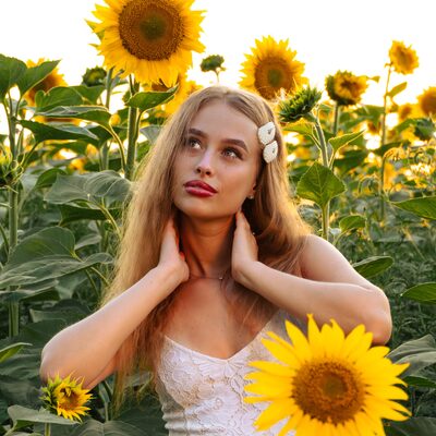 Фотосесія в соняшниках на золотій годині — біла сукня в полі — фото 41