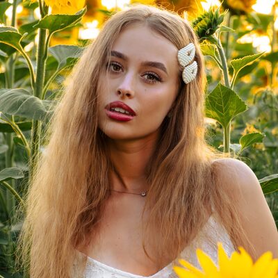 Фотосесія в соняшниках на золотій годині — біла сукня в полі — фото 42