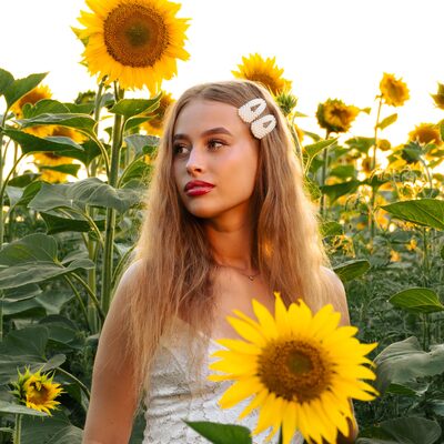 Фотосесія в соняшниках на золотій годині — біла сукня в полі — фото 43