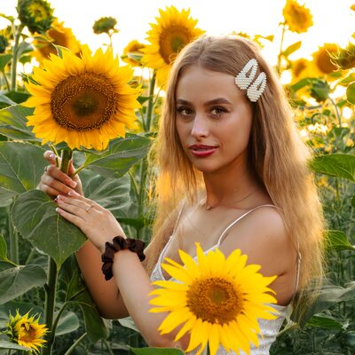 Фотосесія в соняшниках на золотій годині — біла сукня в полі — фото 44