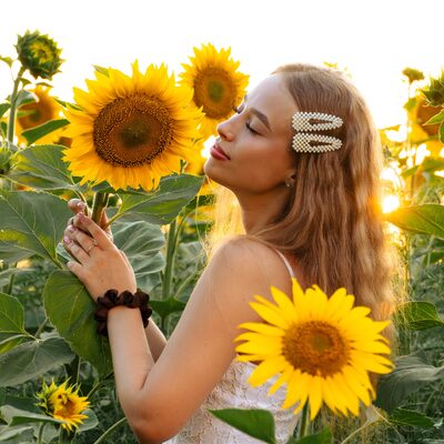 Фотосесія в соняшниках на золотій годині — біла сукня в полі — фото 45