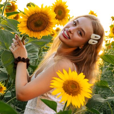 Фотосесія в соняшниках на золотій годині — біла сукня в полі — фото 46