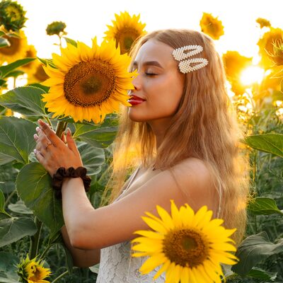Фотосесія в соняшниках на золотій годині — біла сукня в полі — фото 47