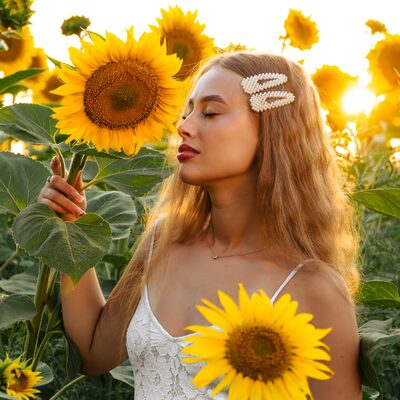 Фотосесія в соняшниках на золотій годині — біла сукня в полі — фото 48
