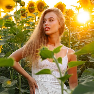 Фотосесія в соняшниках на золотій годині — біла сукня в полі — фото 49