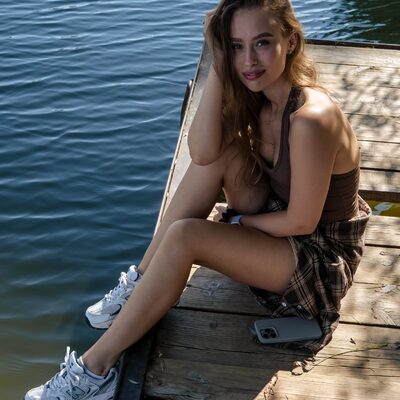 Фотосесія з польовими квітами біля води — літній портрет — фото 7
