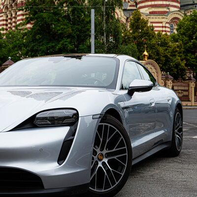Фотосесія з Porsche Taycan у центрі Харкова — біля Благовіщенського собору — фото 2
