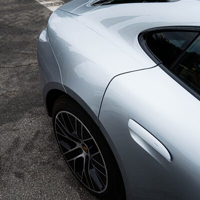 Фотосесія з Porsche Taycan у центрі Харкова — біля Благовіщенського собору — фото 3