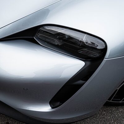 Фотосесія з Porsche Taycan у центрі Харкова — біля Благовіщенського собору — фото 4