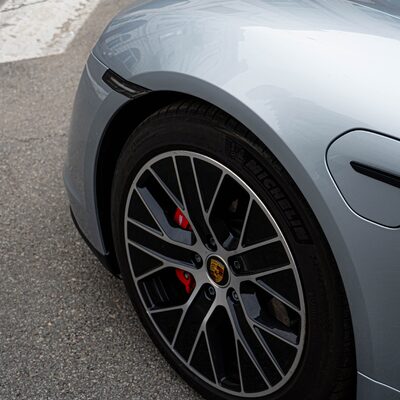 Фотосесія з Porsche Taycan у центрі Харкова — біля Благовіщенського собору — фото 5