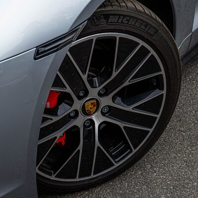 Фотосесія з Porsche Taycan у центрі Харкова — біля Благовіщенського собору — фото 6