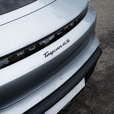 Фотосесія з Porsche Taycan у центрі Харкова — біля Благовіщенського собору — фото 8