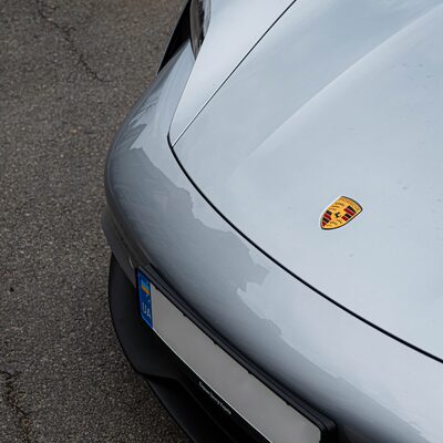 Фотосесія з Porsche Taycan у центрі Харкова — біля Благовіщенського собору — фото 9