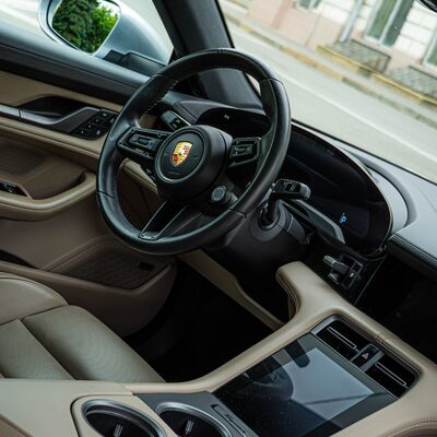 Фотосесія з Porsche Taycan у центрі Харкова — біля Благовіщенського собору — фото 10