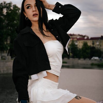 Вечірня фотосесія на набережній Харкова — білий образ на тлі річки — фото 12
