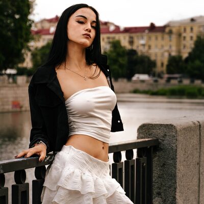 Вечірня фотосесія на набережній Харкова — білий образ на тлі річки — фото 17