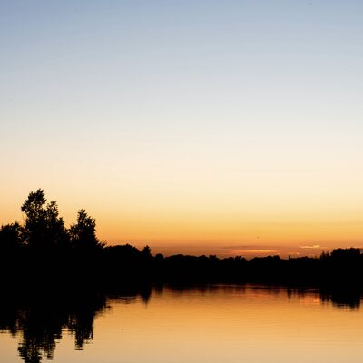 Зоряне небо й захід сонця над водою — нічна пейзажна зйомка — фото 4