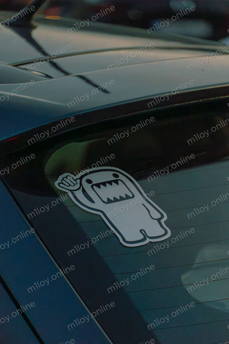 JDM-наклейка Domo на склі авто